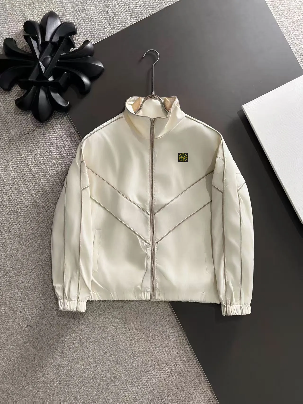 Next day shipping P720 Stone lsland/stone island high quality 2025 autumn and winter new casual heavy industry suit exclusively developed by yb! High quality production! The top version of the trading company channel order, external orders for imported custom fabrics, high breathability and comfort, impeccable details, absolutely worth buying! This type of suit is also a must-have for lazy people. You don’t have to think about how to match it, you can just get it in one set! Brand element design concept, delicate and soft feel! It presents a casual cut and the upper body shape is great! On sale simultaneously on the official website! From a high-end men's positioning brand, the low-key luxury taste is irresistible! Exquisite workmanship and impeccable quality! The overall style is simple, fashionable and timeless, fully meeting the requirements of stylish and tasteful dressing! Size: M to 5XL (or state your height and weight when placing an order)